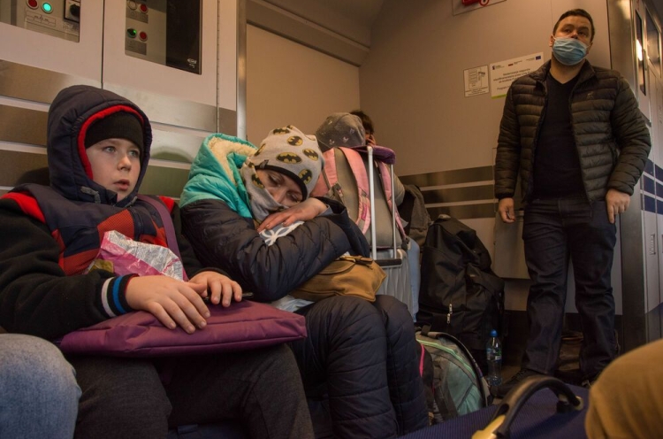 Erschöpfte Ukrainer im Zug