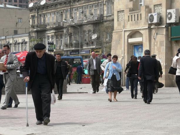 Menschen auf der Straße einer Stadt im Kaukasus