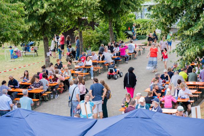 Mittagessen im Hof der OM-Deetken-Mühle