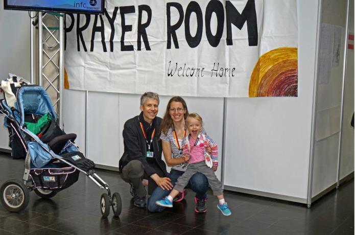 Sonja und Werner mit Johanna bei TeenStreet 2007 vor dem Gebetsraum