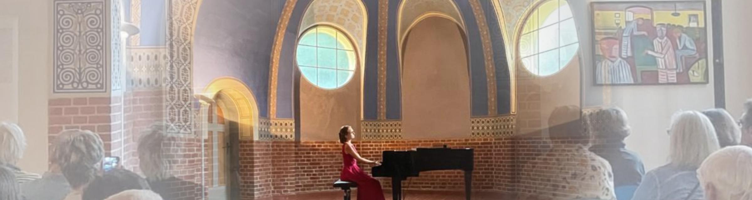 Janita Wiesbacher am Piano