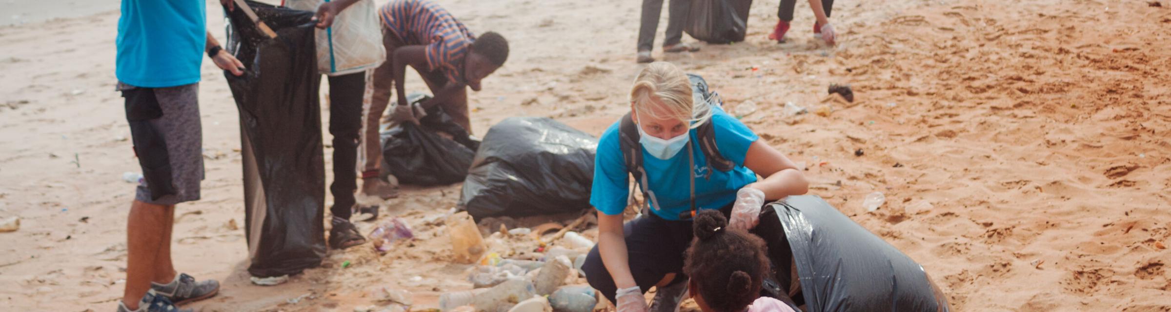 Tema, Ghana :: Crewmembers and local people work together to collect trash on the beach.