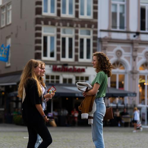 TeenStreet Europe, the youth event that mobilises teenagers was held in ‘s-Hergotenbosch in the Netherlands from July 30 to August 5, 2022. Teenagers sharing God’s love at an outreach in the city of ‘s-Hergotenbosch. Photo by Jean-Marcel Möller.