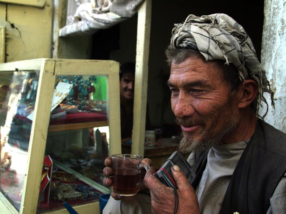 Ein Afghane mit einer Hörbibel