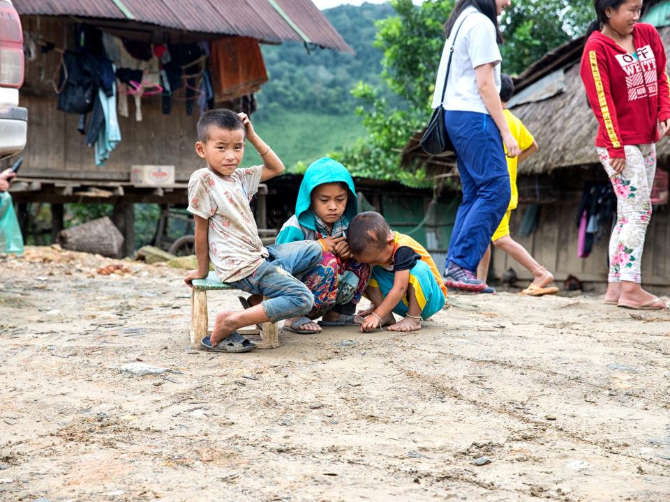 Kinder in einem Dorf in Laos
