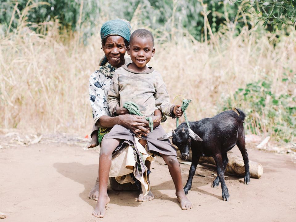 Eine Familie in Malawi, die mit einer Ziege beschenkt wurde