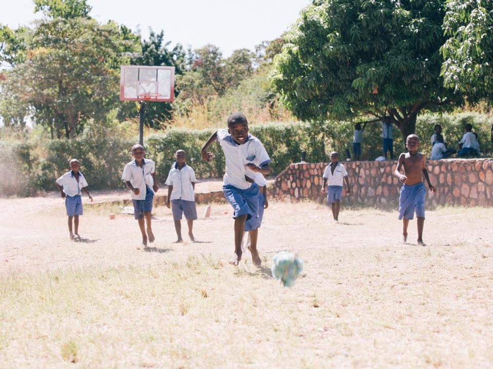 Fußballspielende Kinder in Sambia
