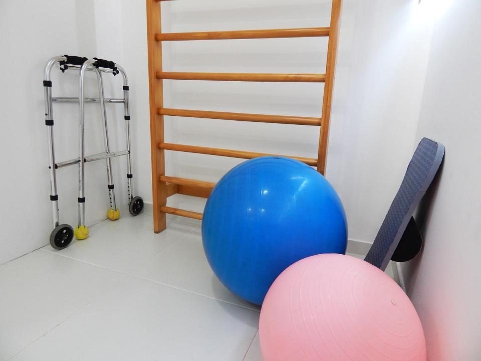 collezione di atrezzi da fisioterapia