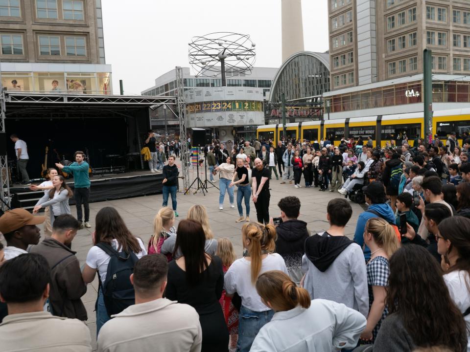 Bühne auf dem Alexanderplatz vor der Weltuhr mit vielen Zuschauern