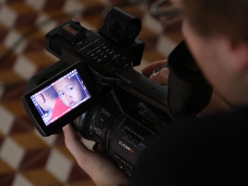 Sihanoukville, Cambodia :: Doulos videographer Adam Natrop (USA) films a child.