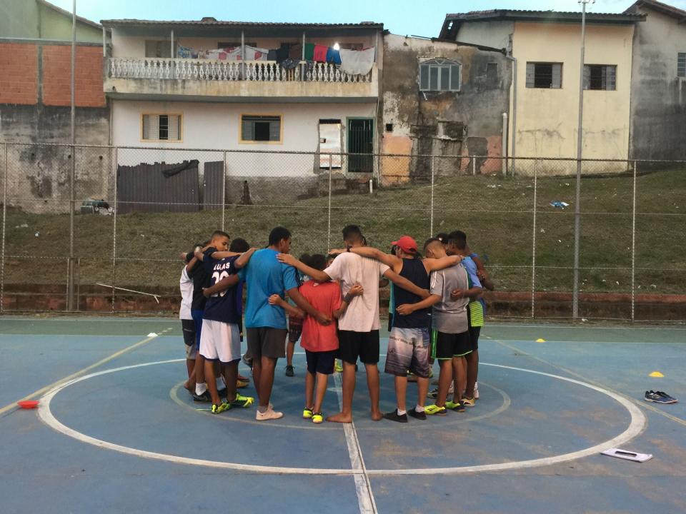 Agape FC, the football club in Brazil’s Jardim Telespark, started over two years ago as a way for former professional player and OMer Mafe Campos to share Jesus’ love with the community. Today, the project provides tri-weekly trainings for around 150 six-