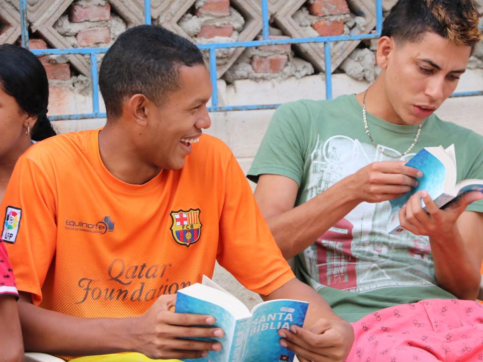 Barranquilla, Colombia :: Young people begin reading their Bibles, donated by a team from Logos Hope.