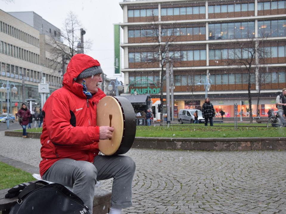 OM Riverboat community members braved the unforeseen snow in late March and went out on another community outreach in the city centre of Mannheim. As expected, there were not many people to be seen outdoors on a snowy day. However, since the location was 