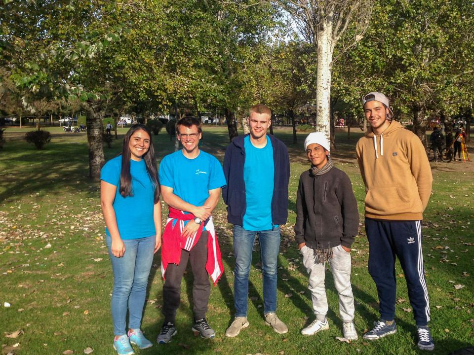 Rosario, Argentina :: Natalia Caro (Colombia), Emmanuel Schwartz (France) and Liam Packwood (Scotland) connect with young adults in a park.