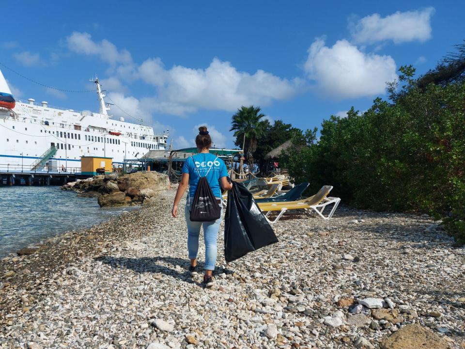Willemstad, Curaçao :: Lissy Miksat (Germany) collects trash at a beach close to the ship.