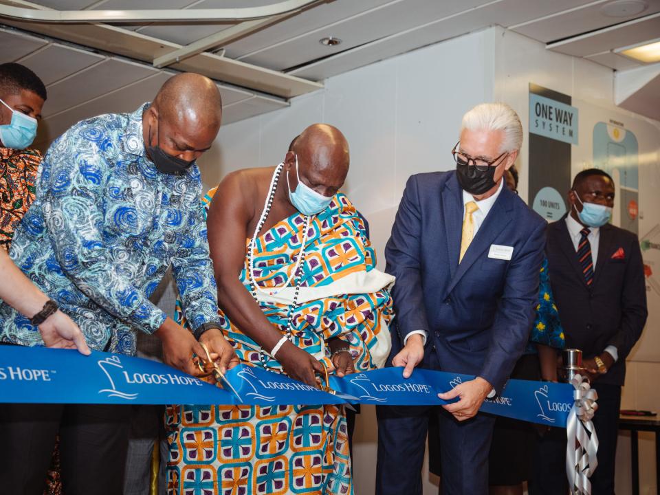 Tema, Ghana :: Mayor of Tema, Honourable Yohane Amarh Ashitey, Chief of Tema, Nii Adjetey Agbo II cut the ribbon to open the bookfair, with Logos Hope Director Randy Grebe (USA).
