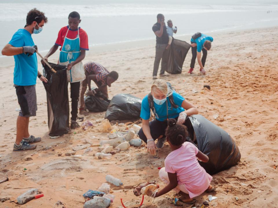 Tema, Ghana :: Crewmembers and local people work together to collect trash on the beach.