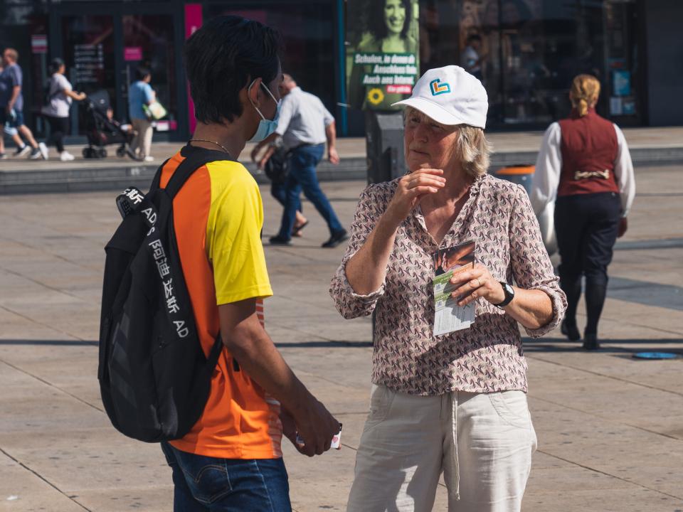 Street Outreach Participant shares the gospel. Photo by Achim Schneider.