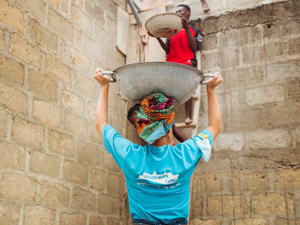 Takoradi, Ghana :: A crewmember works alongside local men.