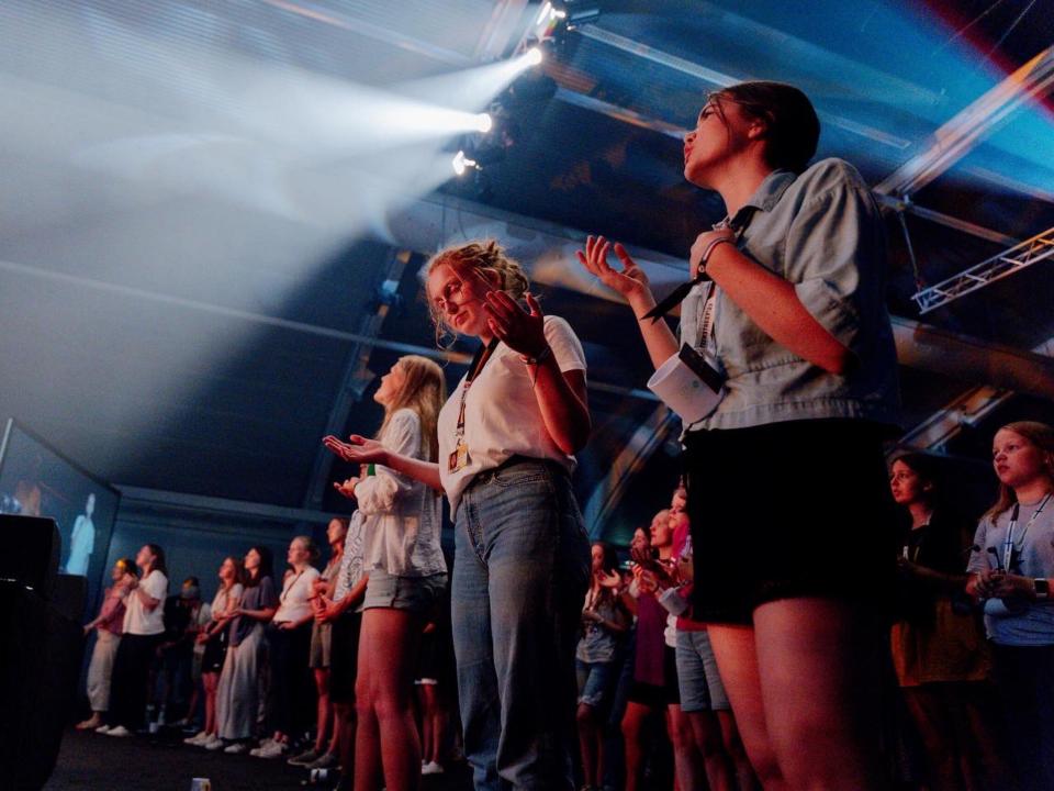 TeenStreet Europe, the youth event that mobilises teenagers was held in ‘s-Hergotenbosch in the Netherlands from July 30 to August 5, 2022. Teenagers worshipping God during the Throne Room sessions. Photo by Jean-Marcel Möller.