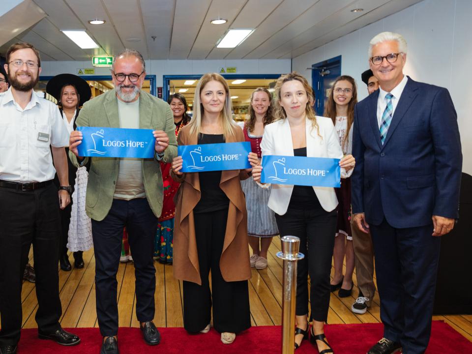 Vlore, Albania :: Mayor of Vlore, Vice Minister of tourism declare the opening of Logos Hope officially in Vlore by cutting the ribbon.