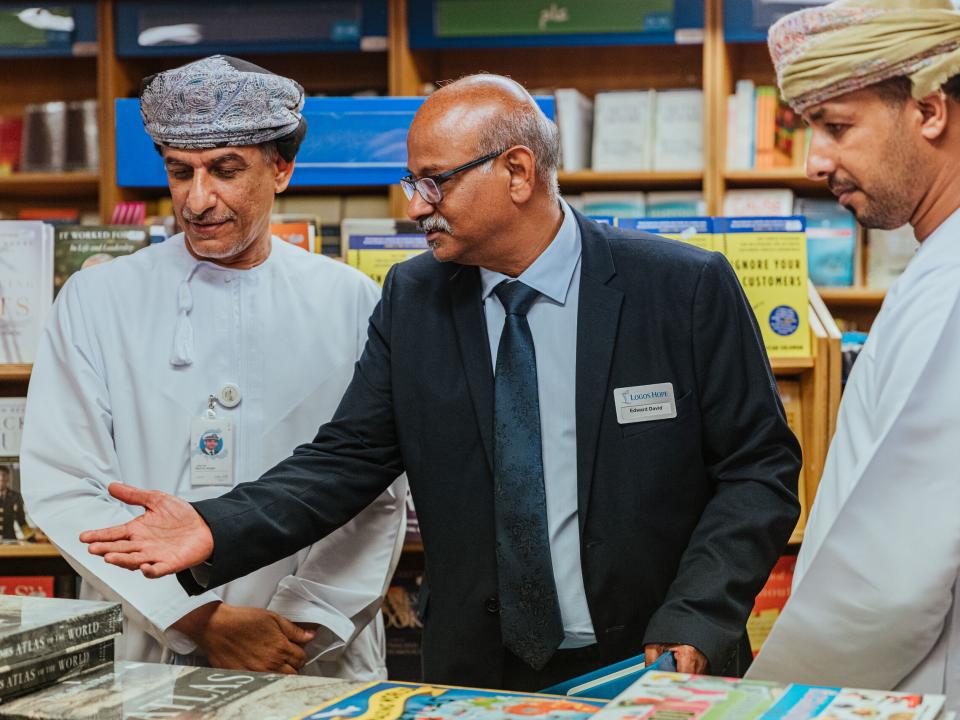 Muscat, Oman :: Managing Director Edward David (Malaysia, middle) presents the bookfair to the guests of honour.