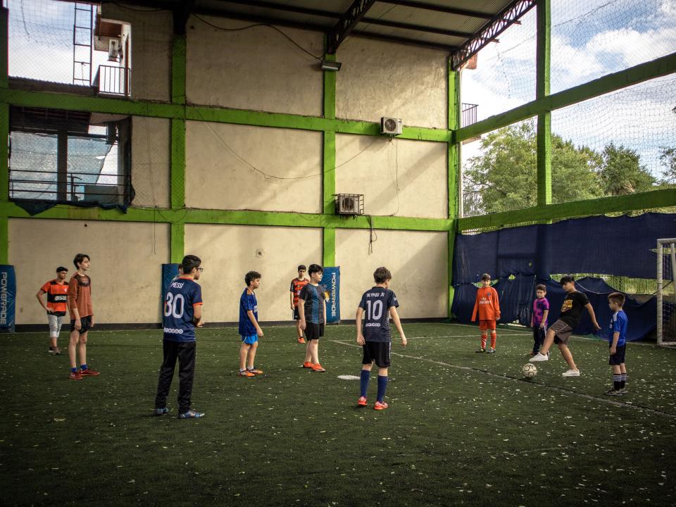 In the tri-border area of Paraguay, Brazil, and Argentina, in Ciudad del Este, many merchants from various Muslim countries gather. An opportunity to play sports with young people from this community arises, allowing for relationships to be built and the 