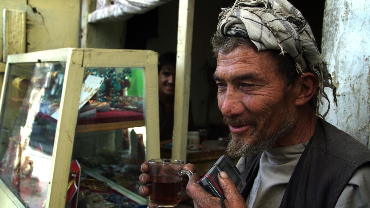 Ein Afghane mit einer Hörbibel