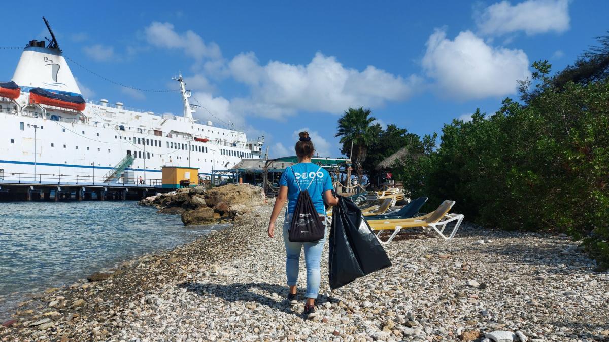 Willemstad, Curaçao :: Lissy Miksat (Germany) collects trash at a beach close to the ship.