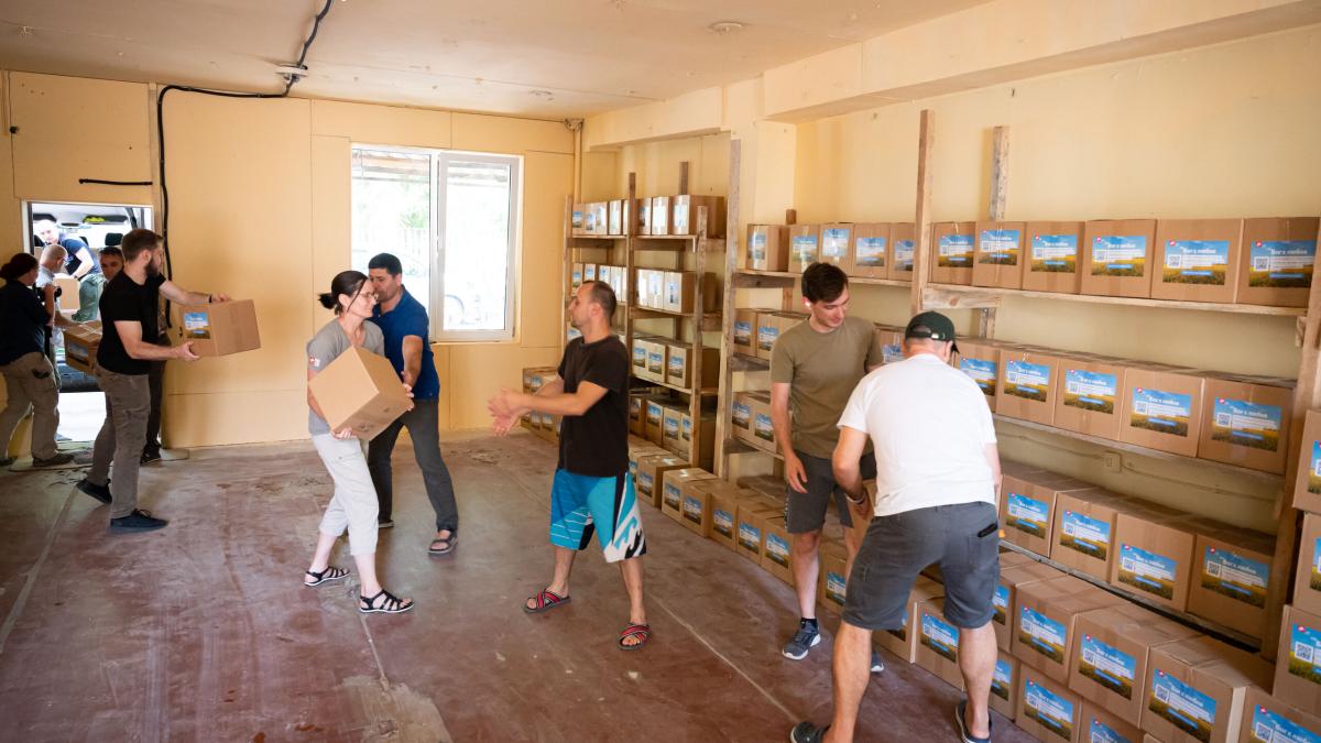 The teams from Moldova and Ukraine unloading vans with aid from Moldova. Photo by Alex Coleman.