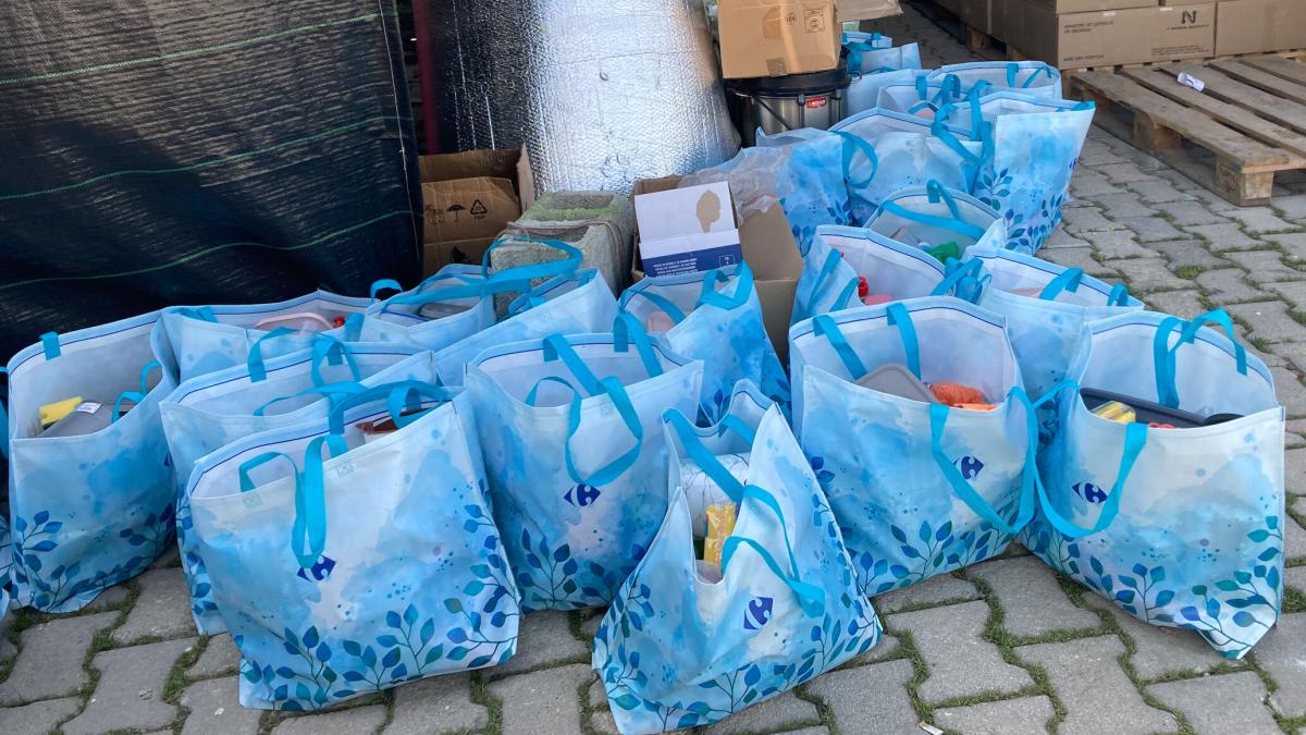 OM'ers and OM partners bringing help after the 2023 earthquakes in Turkey. They are giving away bags of essential products to the families affected by the earthquake.