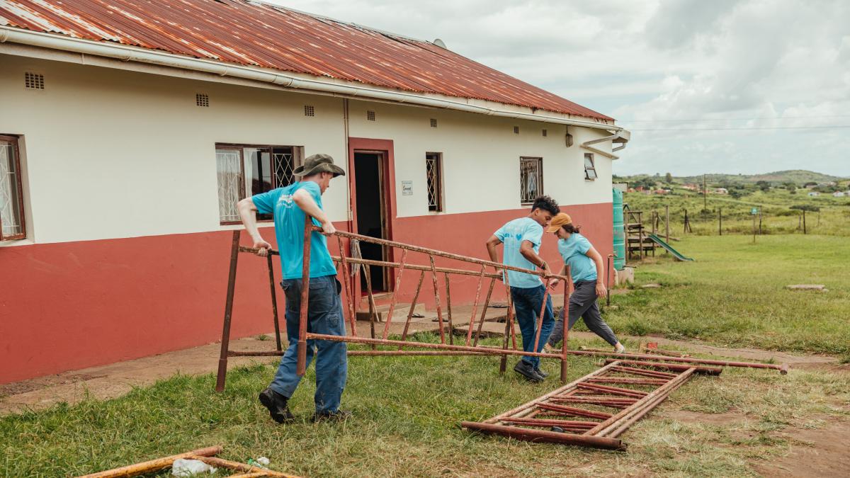 Richards Bay, South Africa :: Logos Hope crewmembers help renovate a roof at a children's home