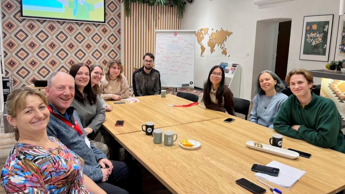 International OM volunteers, in Warsaw to serve refugees from Ukraine, help with an English lesson