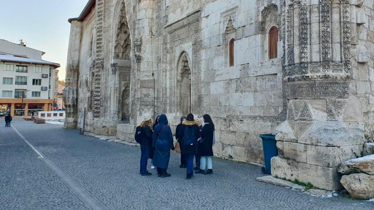 Chatting with young women during a Winter Outreach