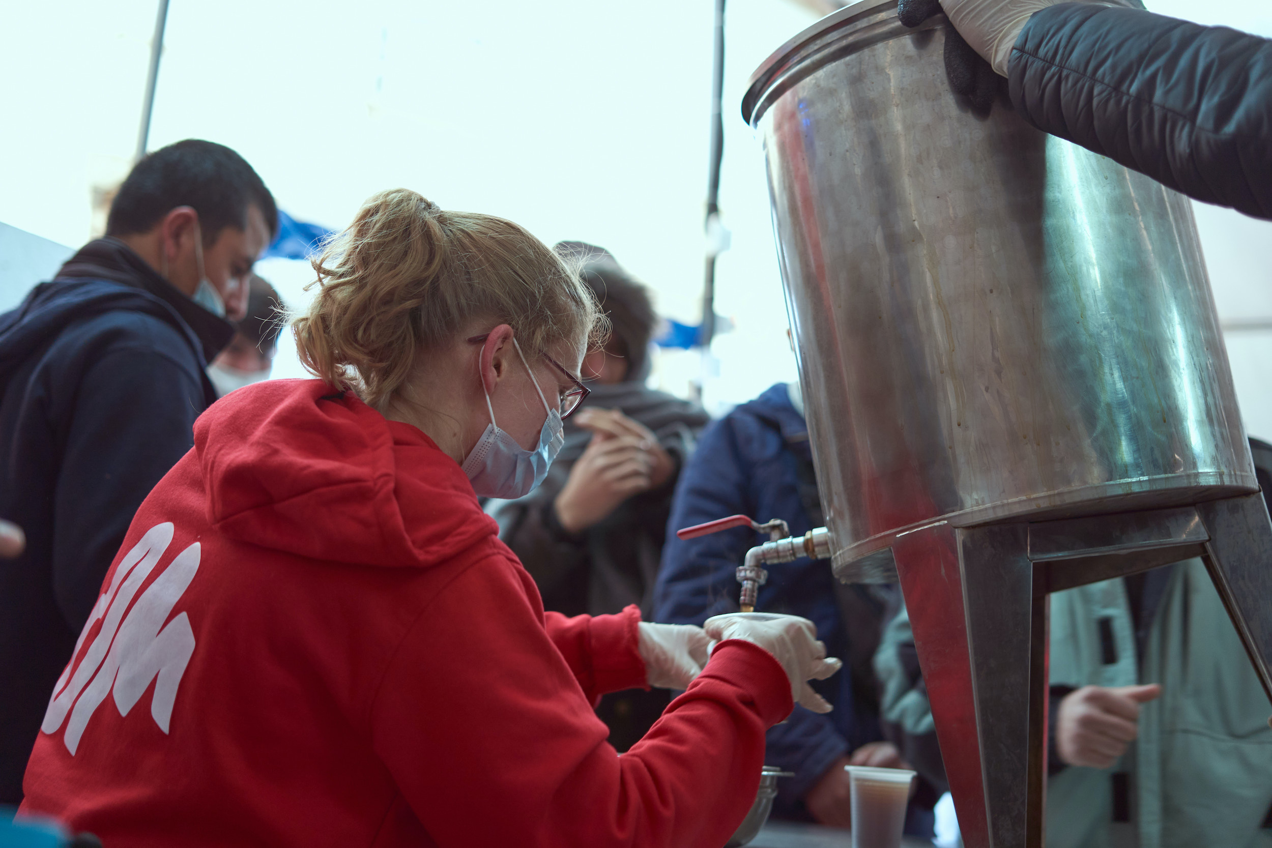OM-Mitarbeiterin bei der Teeausgabe im Flüchtlingslager in Serbien