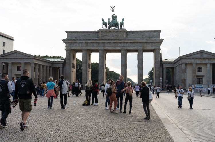 Menschengruppen vor dem Brandenburger Tor in Berlin