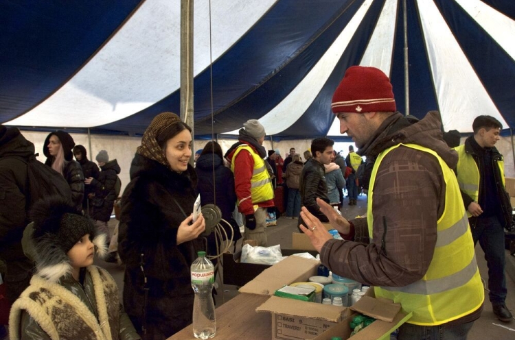 OM-Mitarbeiter in Moldawien helfen in ihrem Zelt ankommenden Flüchtlingen aus der Ukraine
