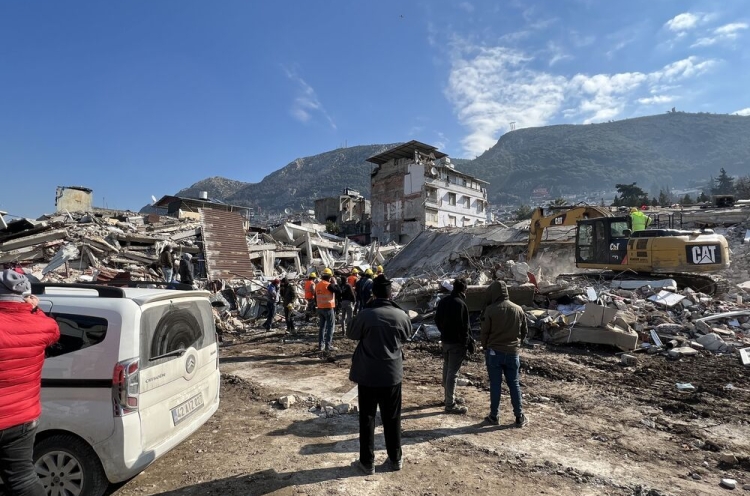 Zerstörung und Aufräumarbeiten im Erdbebengebiet der Türkei