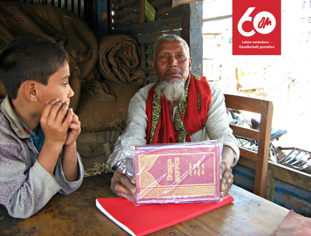 ein älterer Mann und ein Junge mit einer Bibel auf Bengali