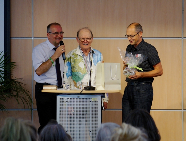 Gian Walser (rechts) überreicht George Verwer (Mitte) zum Abschluss und Dank ein vorzeitiges Geburtstagsgeschenk für seinen 79. Geburtstag am 3. Juli
