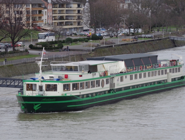 Das OM Riverboat an seinem Liegeplatz am Erzbergerufer in Bonn
