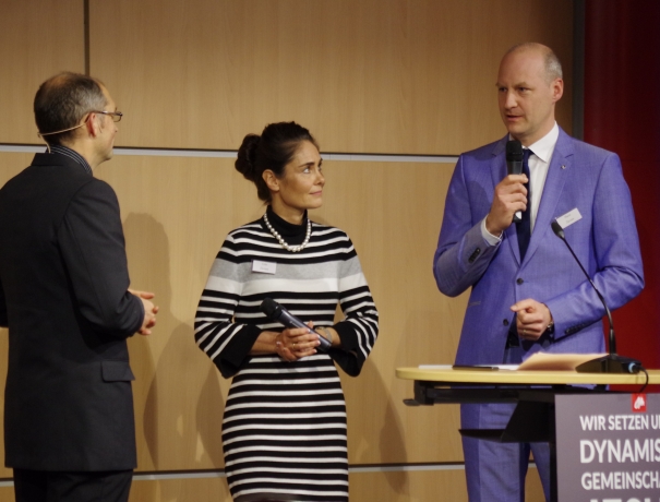 Unternehmerehepaar Esther und Martin Dürrstein (Mitte + rechts) berichtet, wie es OM-Projekte unterstützt 