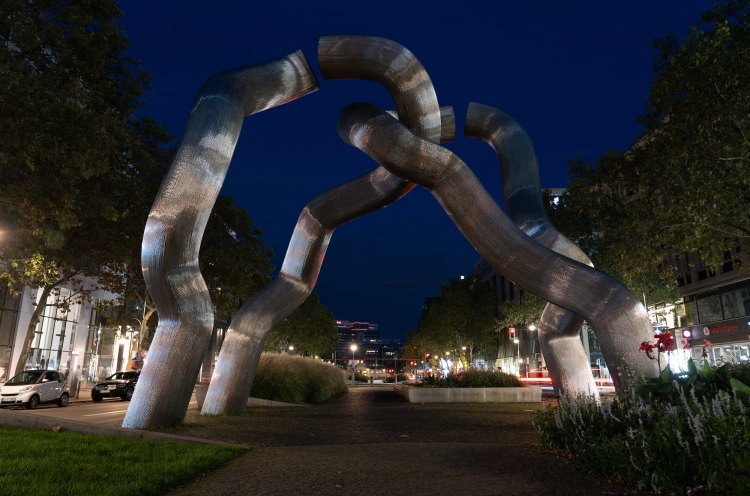 Skulptur "Berlin" bei Nacht