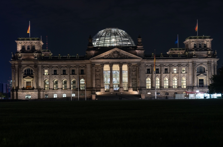 Reichstagsgebäude bei Nacht