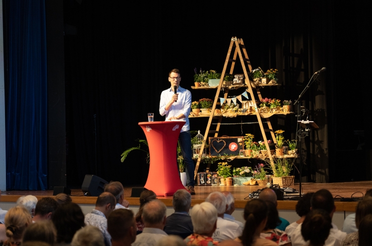 Doron Lukat bei seiner Predigt im Gottesdienst © Achim Schneider, OM