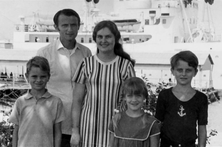 George Verwer mit seiner Familie vor der Dolous