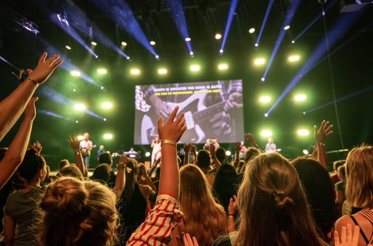 In den Hauptveranstaltungen tauchen die Teenager tiefer in die Bibel ein und loben Gott (Foto von 2019) © TeenStreet Europe  