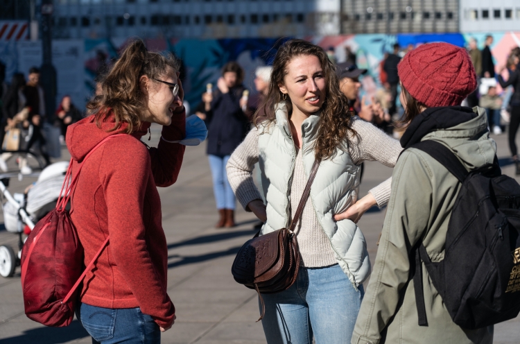 Ostereinsatz-Teilnehmerinnen im Gespräch bei einem Einsatz © Achim Schneider