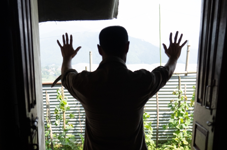 OM-Mitarbeiter in Südasien streckt die Hände zum Gebet