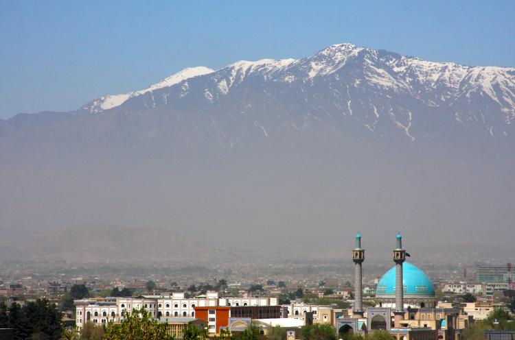 Maisema Kabulia kohti. Vuoret näkyvät taustalla.